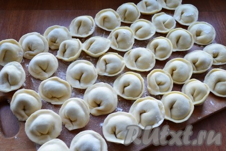 Пельмени с говядиной можно сразу варить или, если вы лепите много пельменей впрок, выложите их на посыпанную мукой разделочную досочку и отправьте в морозилку.
