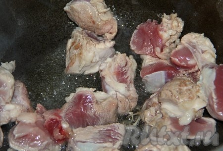 В казане тушим мясо, порезанное на кусочки (как на фото).&nbsp;
