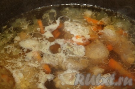  Заливаем наше мясо с овощами водой и варим до полуготовности.