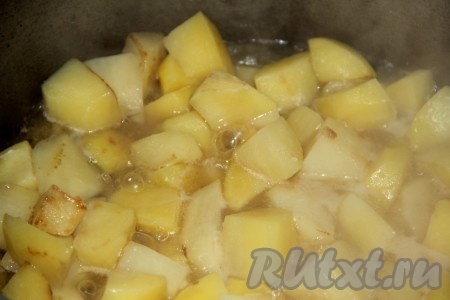 Обжариваем мелко порезанный картофель на сковороде до слегка золотистой корочки. Добавляем в казан с мясом и овощами.