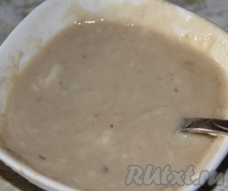 В отдельной емкости разводим муку и бульон. Выливаем полученную смесь к нашим ингредиентам. 