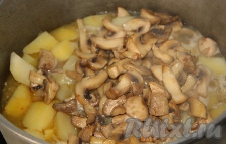 Затем следом обжариваем предварительно нарезанные шампиньоны. И так же как и картофель отправляем в казан.