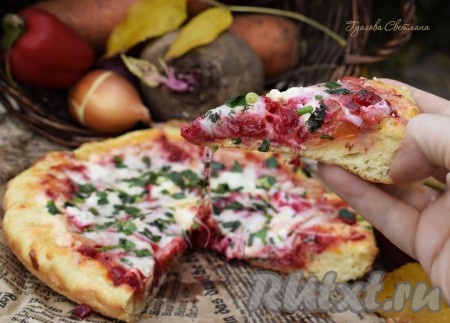 Овощной пирог с сыром готов, можно приглашать домашних и угощать вкусным кусочком сочной и аппетитной выпечки.
