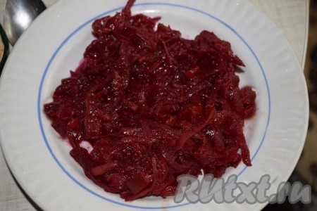 Для приготовления овощной начинки, свеклу, лук и морковь нужно вымыть и очистить. Лук мелко нарезать, свеклу и морковь натереть на крупной терке. Свеклу, морковку и лук выложить на сковороду, разогретую с растительным маслом, и тушить на медленном огне, периодически помешивая, до готовности (в течение 10-15 минут). В конце можно добавить к начинке кетчуп или томатный сок из лечо и еще немного протушить. В готовую овощную начинку добавить 2 зубчика чеснока, выдавленных через пресс, соль, свежемолотый перец и перемешать.
