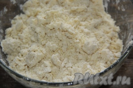 Перетереть массу в крошку. 