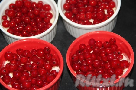 Затем выложить ягоды. Если ягоды замороженные, их надо, не размораживая, обвалять в крахмале (если замороженные ягоды не обвалять в крахмале, то десерт получится очень влажным, а он должен быть хрустящим!). Ягод не жалеем, во время выпечки они дадут сок и пропитают нашу крошку.
