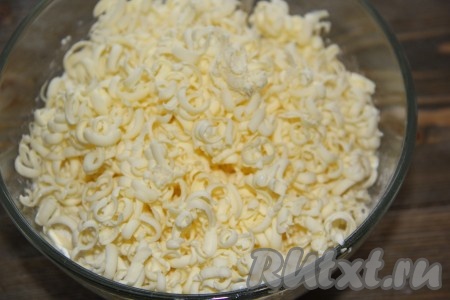 Холодное масло натереть на крупной тёрке и добавить в мучную массу.