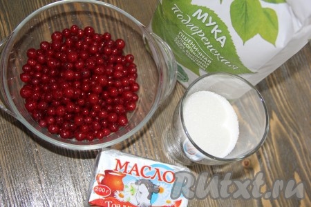 Подготовить продукты. Я взяла свежую красную смородину. Ягоды промыть под проточной водой и обсушить. Ягоды лучше брать свежие. Если ягоды замороженные, то их размораживать не надо.