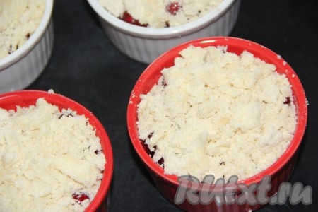 Поверх ягод выложить оставшуюся крошку, таким образом у нас формочки будут заполнены полностью. В процессе выпечки ягодный крамбл слегка осядет.
