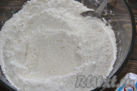 Слегка перемешать сахар с мукой.