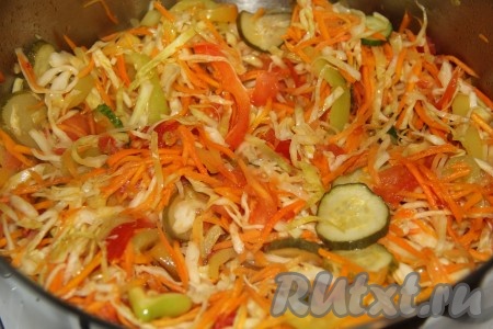 С момента закипания варить салат 2 минуты. Не пугайтесь, это - не ошибка, всего 2 минуты. Овощи останутся хрустящими. И не бойтесь, салат "Гениальный" хорошо хранится! Ни одна баночка ещё не вздулась!