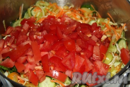 Помидоры вымыть, нарезать, добавить в кастрюлю к остальным овощам и хорошо перемешать.
