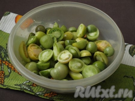 У меня мелкие зелёные помидоры, поэтому разрезала их пополам.
