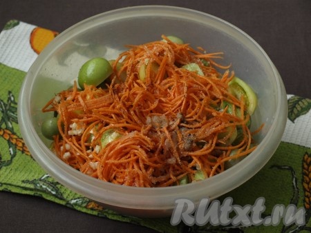 Добавила уксус и раскалённое растительное масло.