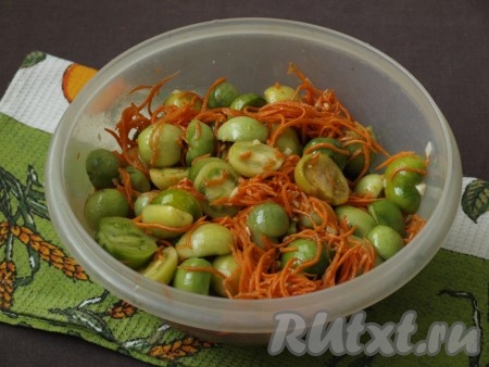 Закуску хорошо перемешала, накрыла и убрала в холодильник на 12 часов.
