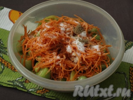 К зеленым помидорам добавила морковь с чесноком, соль, сахар, кориандр и паприку (можно также добавить чёрный молотый перец, если хотите вариант поострее).
