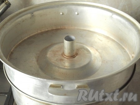 Далее ставим в неё ёмкость, в которую будет стекать сок.