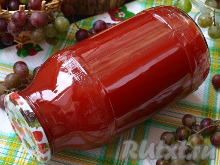 Вкуснейший виноградный сок, приготовленный в соковарке на зиму, отлично хранится при комнатной температуре.
