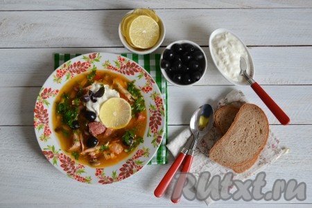 Перед подачей обязательно положить в миску ложку сметаны, ломтик лимона и оливки. 