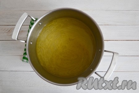 Бульон процедить через мелкое сито. Затем дать ему постоять минут 10-15 и очень аккуратно, не взбалтывая, процедить еще раз, но не до конца, буквально 30-40 мл оставшегося бульона с осадком вылить. Кастрюлю со светлым, насыщенным бульоном вернуть на огонь.