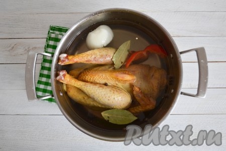 В большую кастрюлю выложить курицу. Ее можно разрезать на части или варить целиком, а разрезать на части уже после ее приготовления. Залить курицу полностью водой и выложить 1 очищенный репчатый лук, половинку сладкого перца без семян и плодоножки, 1 очищенную морковь, лавровые листики и горошины душистого перца. Поставить кастрюлю на огонь. В момент закипания снизить огонь к минимуму и снять образовавшуюся пену. Накрыть кастрюлю крышкой и варить куриное мясо до готовности. Бульон вместе с курицей должен слабо томиться, ни в коем случае не должен сильно кипеть! Я использовала домашнюю молодую курицу и варила ее 1 час. Если вы будете варить покупную курочку, то 40-45 минут будет достаточно. 