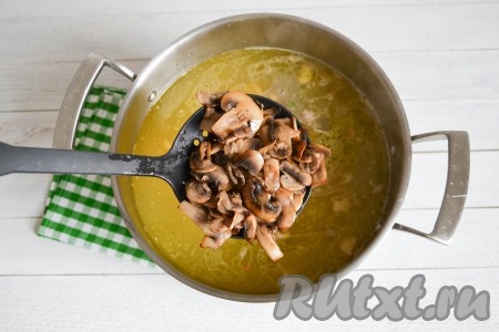 Грибы выложить в кастрюлю сразу же за колбасой. 