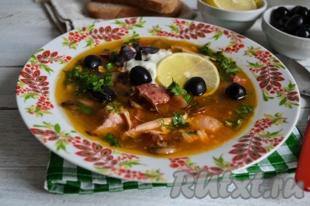 Солянка с курицей, колбасой и грибами невероятно вкусная! Существуют мнение, что солянка - блюдо мужчин. Ну не знаю, я и дети её просто обожаем! 
