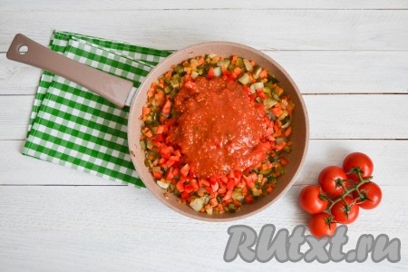 Сладкий перец вымыть, очистить от семян и плодоножки (1 половинку перца отложить в сторону, она нам понадобится для варки бульона), нарезать мелкими кубиками и выложить в сковороду к обжаренным овощам. Помидоры перемолоть мясорубкой или блендером, добавить на сковороду, перемешать и тушить на слабом огне 7-10 минут, периодически помешивая.
