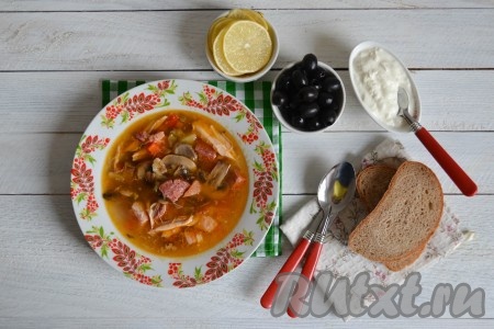 Сытную, ароматную, вкусную&nbsp;сборную солянку с курицей и колбасой разлить по тарелочкам и подать на стол в теплом виде.
