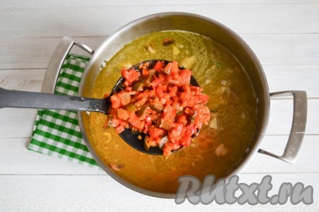 Вслед за грибами отправить в кастрюлю и приготовленную овощную заправку. Аккуратно перемешать содержимое кастрюли, накрыть крышкой и продолжить варить сборную солянку с курицей и колбасой на среднем огне до кипения. Затем снизить огонь к минимуму, добавить по вкусу соль и продолжить варить еще 2-3 минуты.
