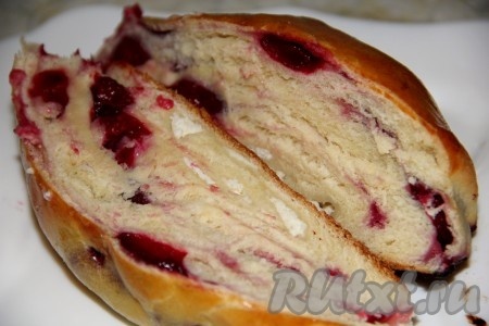 Рулет с творогом и вишней
