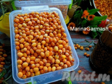 После заморозки облепихи таким способом, ягодки легко отделяются друг от друга, что позволяет набрать необходимое количество ягод для приготовления чая, морса, киселя или других блюд.
