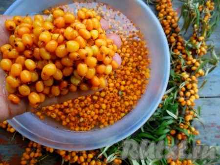 Затем, перемешивая осторожно рукой, зачерпните чистые ягоды снизу. На ладони будут чистые ягодки без повреждений.
