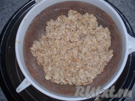 Затем овсяные хлопья откинуть на сито, чтобы стекла вода, и остудить.
