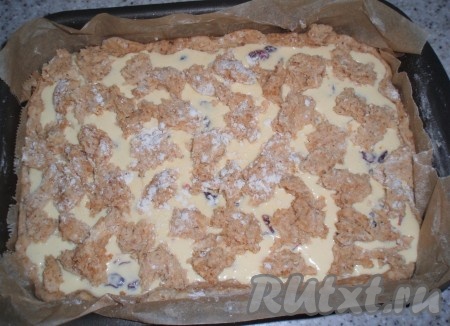 Сверху покрошить оставшееся тесто. Тесто довольно липкое, поэтому пальцы советую окунать в муку.