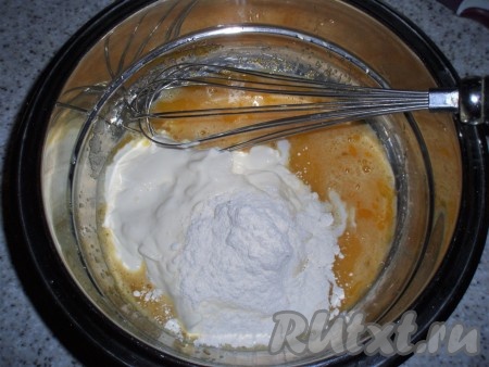 Для приготовления начинки взбить яйцо с сахаром, добавить муку и сметану, перемешать.
