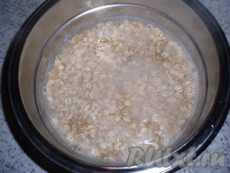 Овсяные хлопья залить кипятком и оставить на 5 минут.