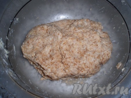 Быстро замесить достаточно липкое тесто и охладить его в холодильнике, примерно, 30 минут.
