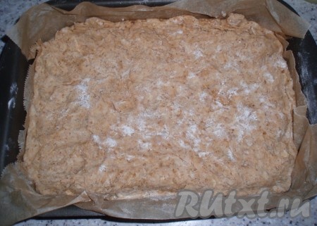 3/4 теста выложить в форму для выпечки, застеленную пергаментной бумагой.&nbsp;&nbsp;
