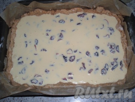 Начинку выложить на тесто.