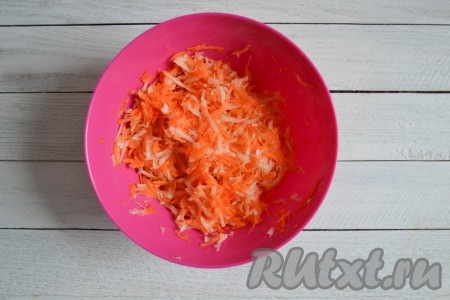 Морковь и редьку выложить в глубокую миску, добавить по вкусу соль и перемешать. Если хотите, чтобы салат получился более нежным, с менее выраженным острым вкусом, его необходимо немного помять руками, оставить на 10-15 минут, а затем слить образовавшийся сок.
