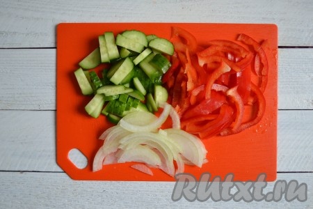 Можно разнообразить салат из черной редьки и моркови, дополнив его и другими овощами, - это сделает блюдо ещё более полезным и вкусным. Я дополнила сладким перцем, репчатым луком и огурцами, нарезав их тонкой соломкой. Перец предварительно нужно очистить от семян и плодоножки, а лук - от шелухи.
