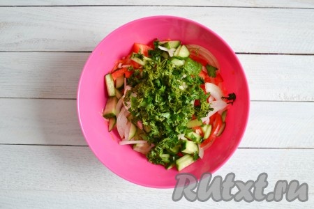 Вымыть и измельчить петрушку и укроп, выложить в салат.
