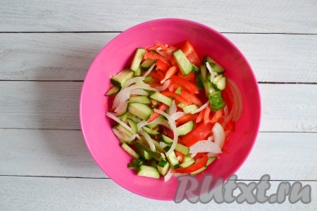 Соединить черную редьку, морковь, огурцы, лук и перец в одной миске.
