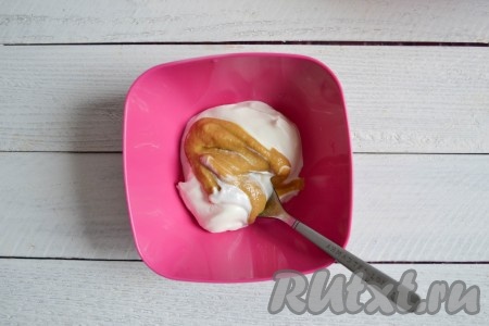 Сметану соединить с горчицей, размешать и можно заправлять салат из черной редьки с морковью. Салатик получается с восхитительным и насыщенным вкусом.
