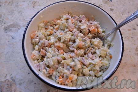 Хорошенько салат перемешать.