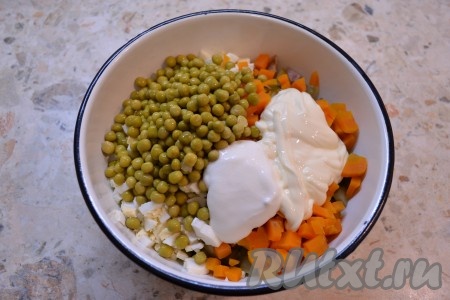 Салат немного посолить, добавить сметану и майонез.