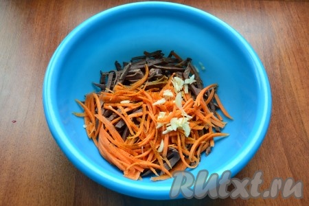 Сюда же добавить мелко нарезанный чеснок, соевый соус и влить уксус. Салат не перемешивать.
