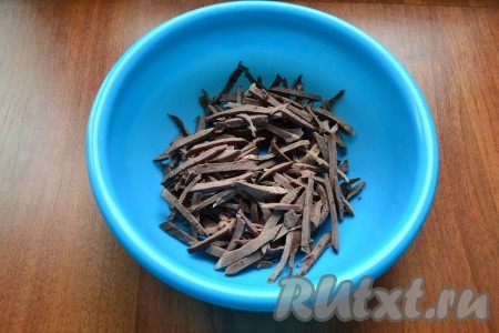 Нарезать сердце тонкой соломкой или тонкими брусочками.
