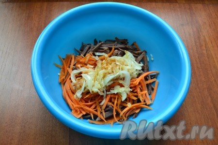 Лук, вместе с горячим растительным маслом, выложить сверху салата, добавить сахар.
